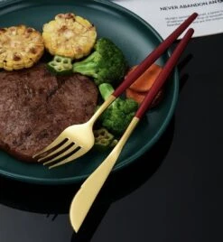 Merkloos Bestekset - 24 Delig Bestekset - 6 Personen - Rood/Goud - Tafellepels/Tafelmessen/Tafelvorken/Koffielepels - Roestvrij Staal -Merkloos Winkel 1104x1200