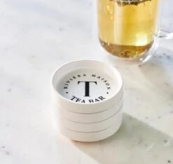 Riviera Maison Theezakjeshouder Met Tekst, Schaaltjes - Theezakjeshouder RM Tea Bar - Wit - Porselein - 4 Stuks 11 Riviera Maison Theezakjeshouder Met Tekst, Schaaltjes - Theezakjeshouder RM Tea Bar - Wit - Porselein - 4 Stuks -Merkloos Winkel 1200x1140 4