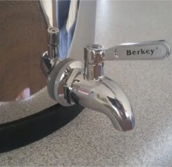 Big Berkey Set: Waterfilter 8,5L + RVS Kraantje + Standaard -Merkloos Winkel 1200x1163