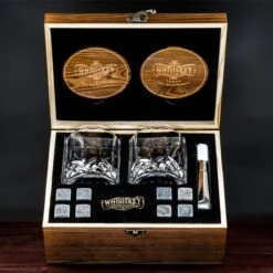 Whisiskey Luxe Whiskey Set - Incl. 2 Whiskey Glazen, 8 Whiskey Stones, 2 Onderzetters, Fluwelen Opbergzak, Opbergbox - Whisky Geschenkdoos - Glas - Herbruikbare IJsblokjes - Cadeau Voor Man & Vrouw -Merkloos Winkel 1200x1200 1299