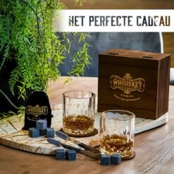 Whisiskey Luxe Whiskey Set - Incl. 2 Whiskey Glazen, 8 Whiskey Stones, 2 Onderzetters, Fluwelen Opbergzak, Opbergbox - Whisky Geschenkdoos - Glas - Herbruikbare IJsblokjes - Cadeau Voor Man & Vrouw -Merkloos Winkel 1200x1200 1301