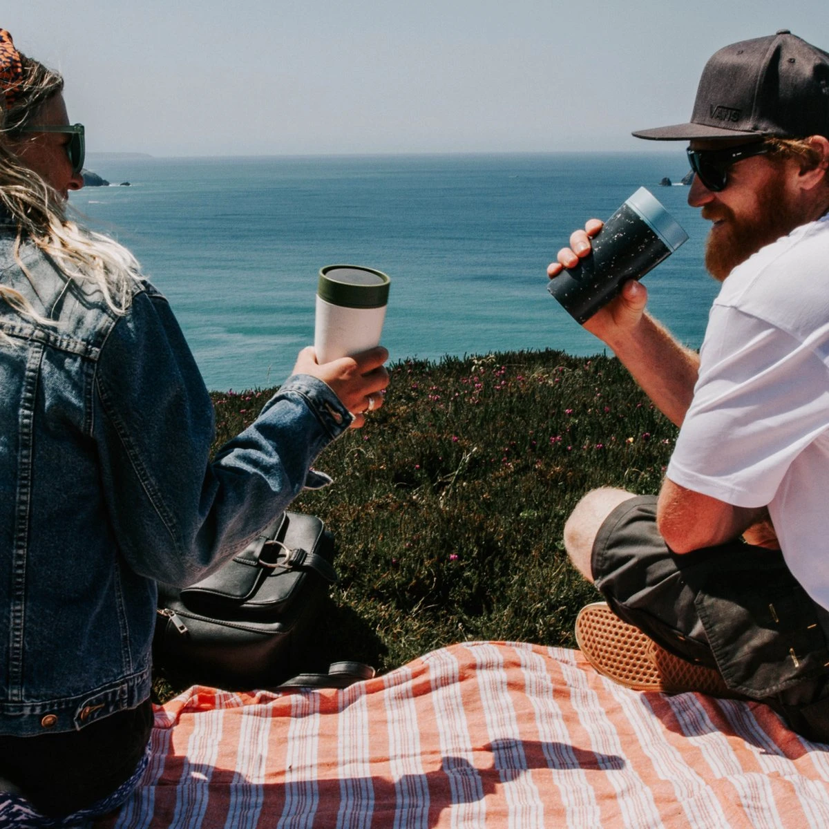 Circular & Co - Travel Mug - Koffiebeker To Go - Coffee To Go Beker - 340 Ml - Crème - Zwart - 12oz - Duurzaam 10 Circular & Co - Travel Mug - Koffiebeker To Go - Coffee To Go Beker - 340 Ml - Crème - Zwart - 12oz - Duurzaam - Afbeelding 8