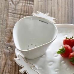 Riviera Maison Fruitvergiet, Aardbeien Zeef - Tasty Strawberry Colander - Wit / Goud - Porselein - 1 Stuk -Merkloos Winkel 1200x1200 2233