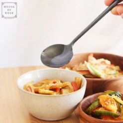 House Of Husk 1 Persoons Chopstick Set - 1 Paar Metalen Koreaanse Eetstokjes - Inclusief Eetlepel En Houder - RVS - Metaal - Eetstokjes - Koreaans - Vaatwasserbestendig - Sushi Chopsticks - Noodles - Zwart -Merkloos Winkel 1200x1200 926