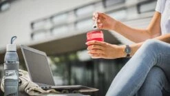 Sareva Muesli Beker - Met Lepel - Yoghurt 2 Go - Rood -Merkloos Winkel 1200x675 10