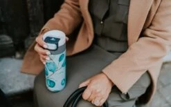 Kambukka Etna Thermosbeker 500 Ml - Makkelijk Reinigen - Lekvrije Koffiebeker - Eucalyptus Leaves -Merkloos Winkel 1200x752 2