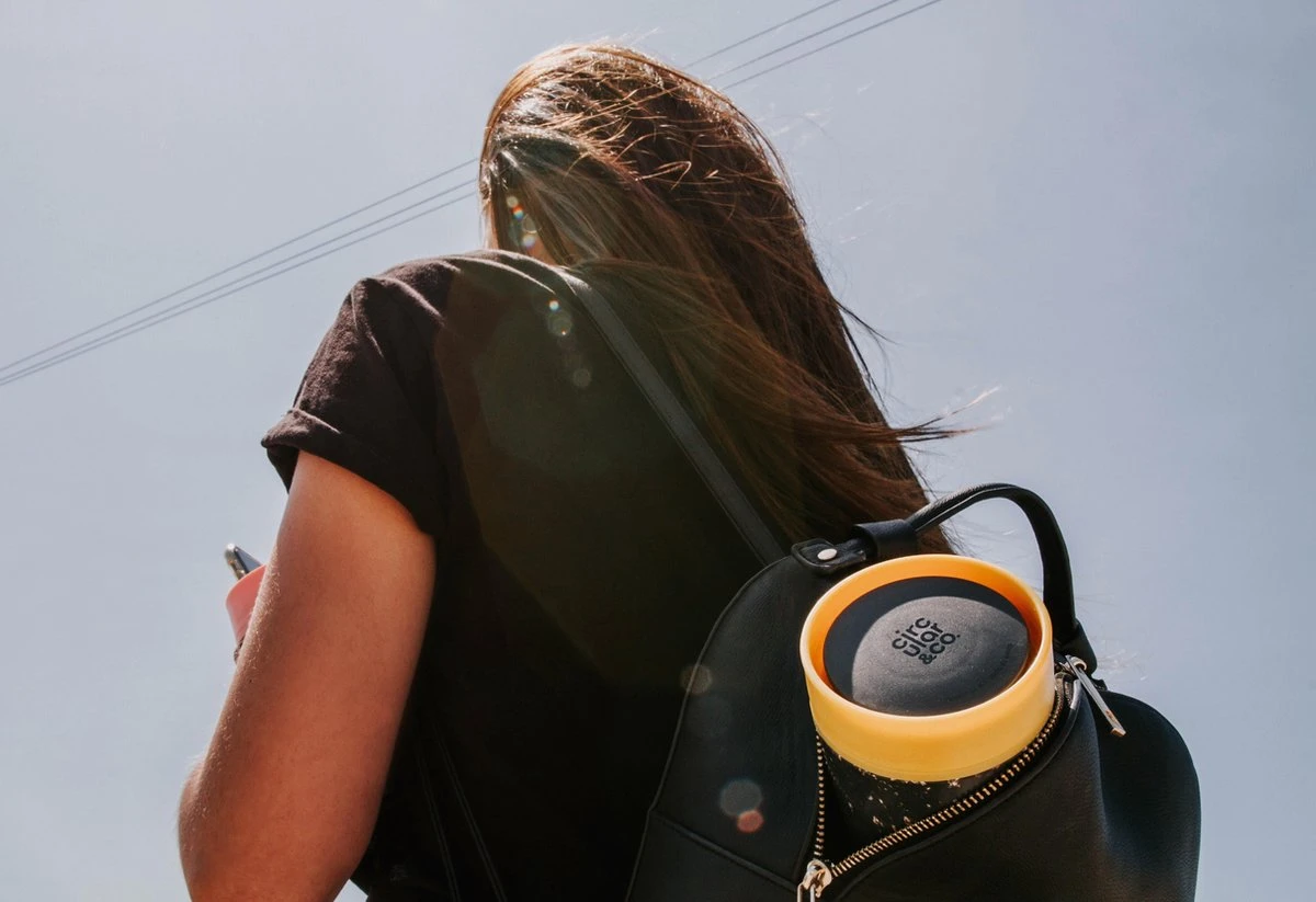 Circular & Co - Travel Mug - Koffiebeker To Go - Coffee To Go Beker - 340 Ml - Crème - Zwart - 12oz - Duurzaam 6 Circular & Co - Travel Mug - Koffiebeker To Go - Coffee To Go Beker - 340 Ml - Crème - Zwart - 12oz - Duurzaam - Afbeelding 4