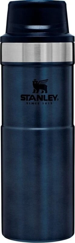 Stanley Trigger-Action Travel Mug 0.47L - Thermosfles - Nightfall -Merkloos Winkel 372x1200 1