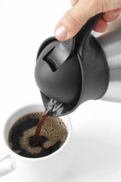 Hendi Thermoskan 1,5 Liter - Isoleerkan Met Drukknop - Zwart - Ø14,5x(H)23cm -Merkloos Winkel 799x1200 2