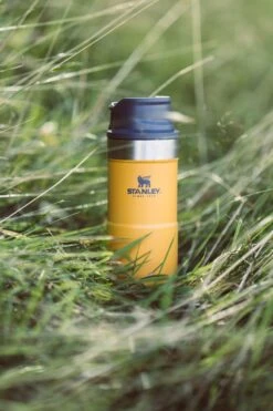Stanley The Trigger-Action Travel Mug 0,35L Saffron -Merkloos Winkel 800x1200 28