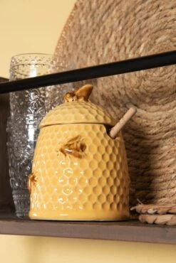 Clayre & Eef Honingpot Met Lepel Ø 11x14 Cm Geel Keramiek Rond Bijen Voorraadpot Deksel Bewaarpot Opbergpot -Merkloos Winkel 801x1200 4